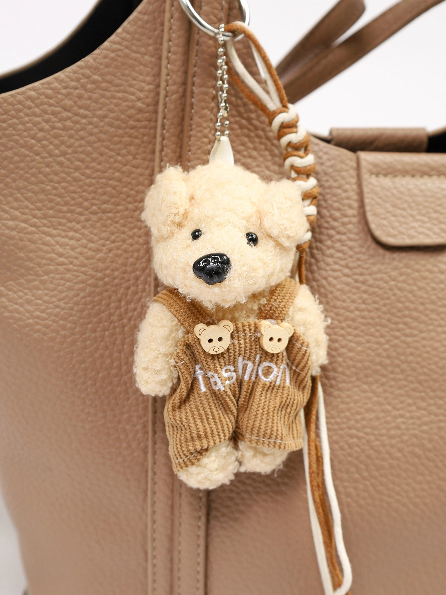 Сумка-тоут с плоскими ручками с брелком-медвежонок в ассортименте